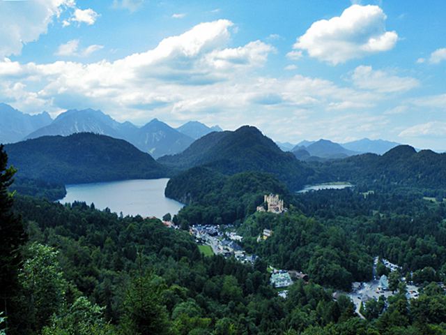 Blick von Schloss Neuschwanstein auf Hohenschwangau